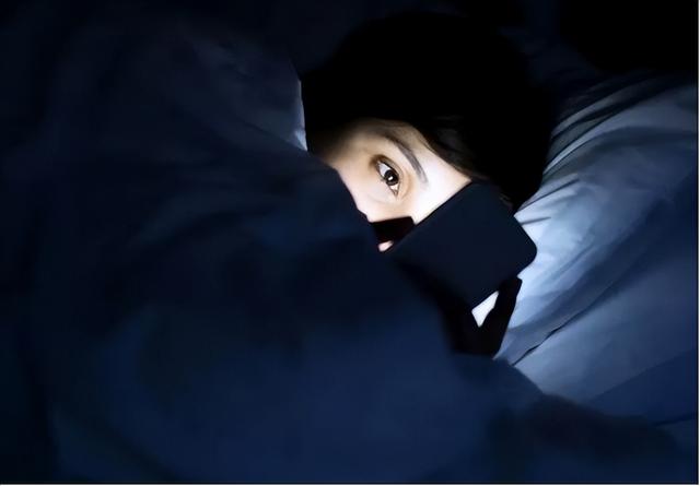 高血脂与睡觉有关?医生多次强调:高血脂人,睡觉切记“2不要”