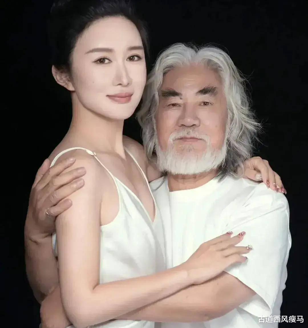 张纪中一家五口在美国过年,唯独没带大儿子,继子年纪越大越忌讳