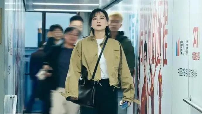 贾玲变身时尚达人？卡其色夹克亮相，步伐霸气！