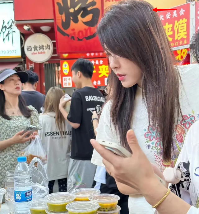 曾黎近照曝光,47岁头顶白发显老态,穿拖鞋逛街,蹲地吃饭无人识