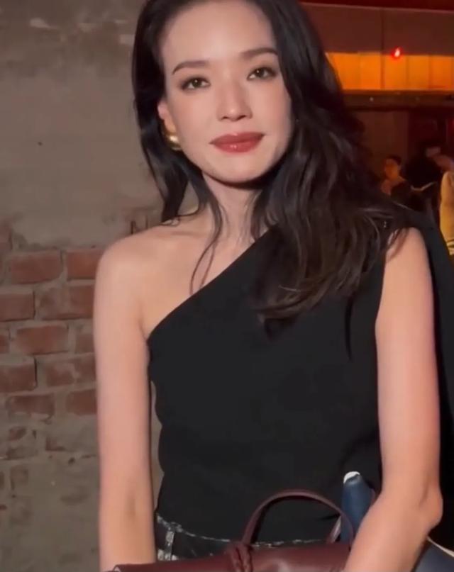 郭晶晶烫了卷发看秀,舒淇穿红色尖头鞋很娇俏,杨紫琼也来看秀!