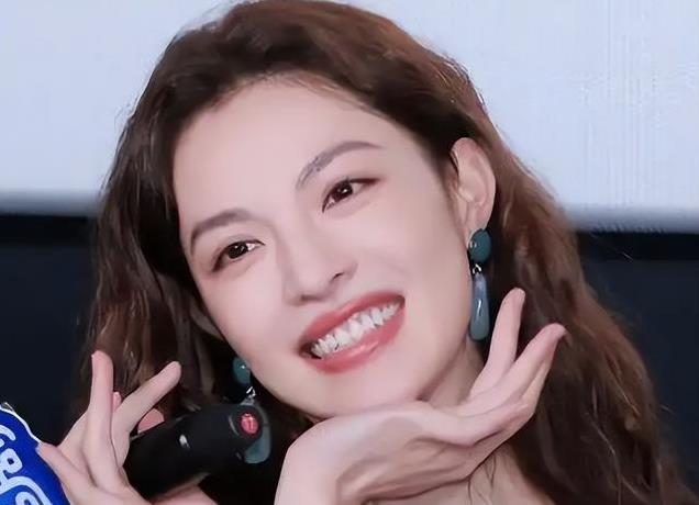 她被冯小刚捧红,成龙接着捧,奖拿到手软,为啥大佬都“偏爱”她