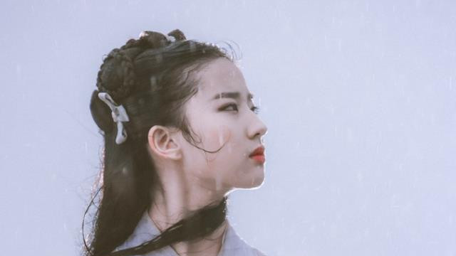 同样是被大佬陈金飞力捧，杨采钰与刘亦菲的境遇为何大不相同