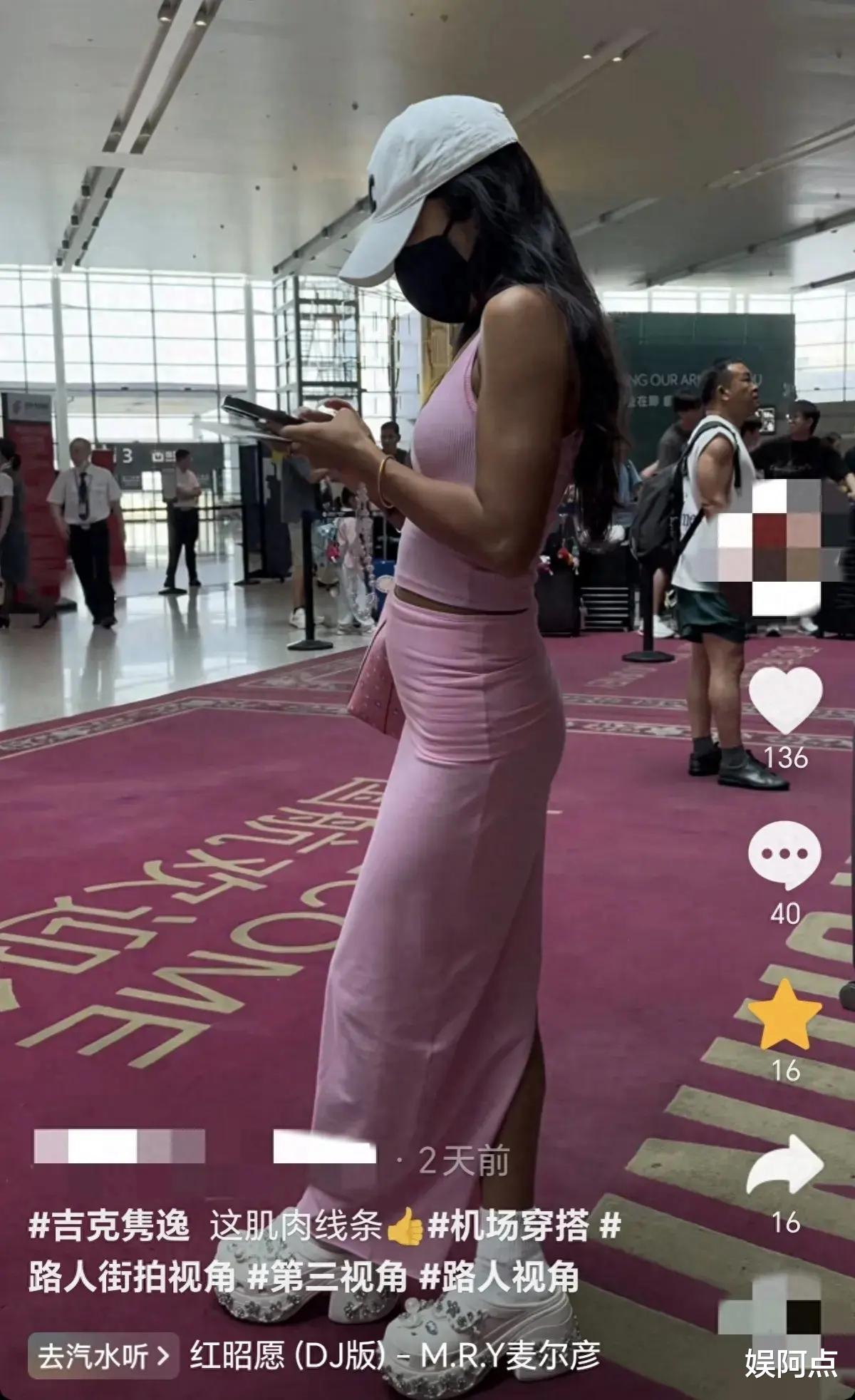 吉克隽逸近照黑出了新高度,穿恨天高小腹隆起像孕妇,身材太一般