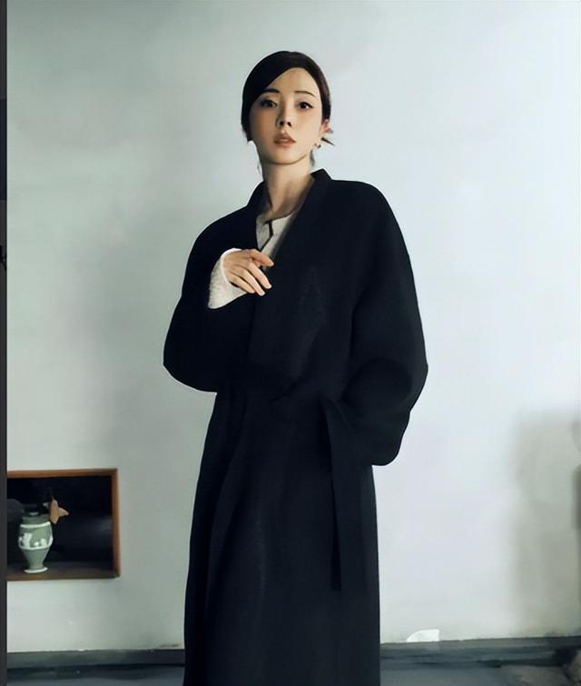 央视最美主持人李思思晒中秋全家福,首次晒出老公照片!惊艳众人