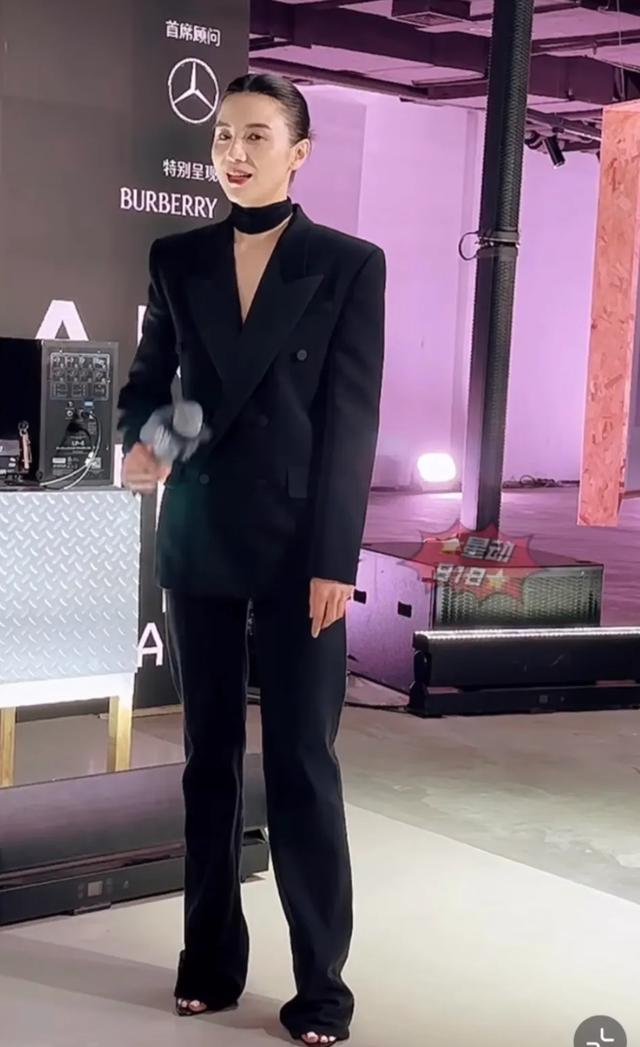 伊能静儿子恩利露腰,魏大勋缝衣领,宋佳邱天穿男装,穿的都太癫