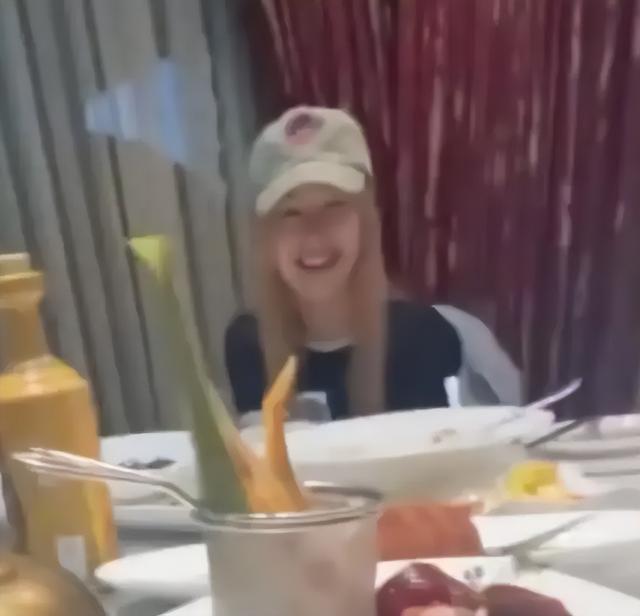 郑爽的滞留美国现状:又胖又秃生活窘迫,为留美国找白人男友