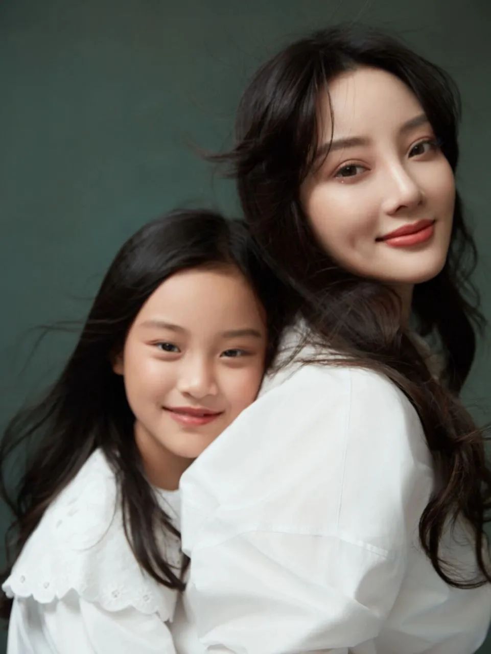 43岁李小璐穿背心跳舞超卖力,热辣身材赛过18岁大学生,全网喊话原地出道