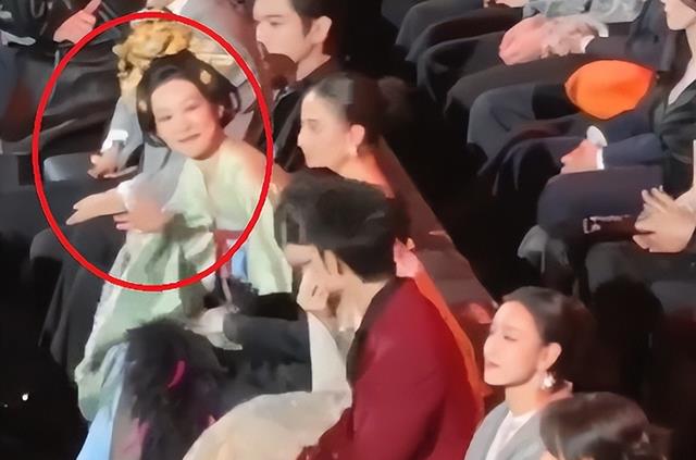 《微博之夜》杨紫古装造型合体李现美翻, 与肖战打招呼这表情超萌