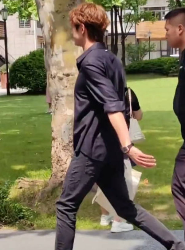 36岁林更新在上戏考博面试!一身黑衣冷酷帅气,小11岁女友未陪同