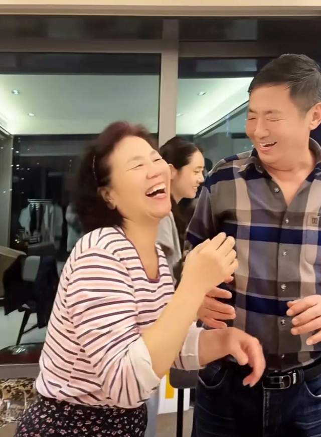 秋瓷炫一家五口玩游戏,捧公公脸猛亲一口,婆婆表情很微妙