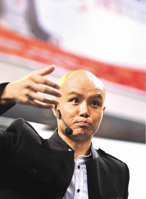 移居美国,开豪车住豪宅,48岁的乐嘉,已经被迫走上了另一条大道