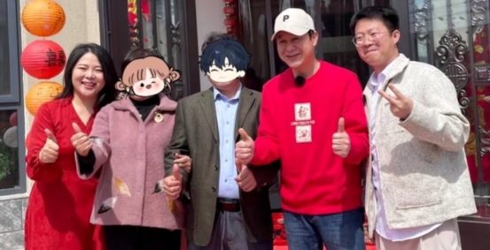 张颂文在农村吃席,买二手家具还还价,爆红后低调打脸其他明星