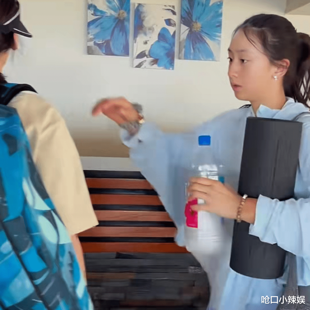 16岁森碟赴剑桥访校，戴珍珠耳钉很漂亮，网友：牙齿需要矫正了！