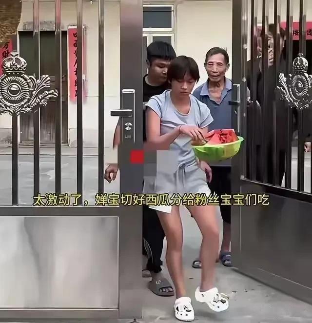 聪明 ! 全红婵做美甲老板要求合影 ，一个动作透露婵宝的机智！