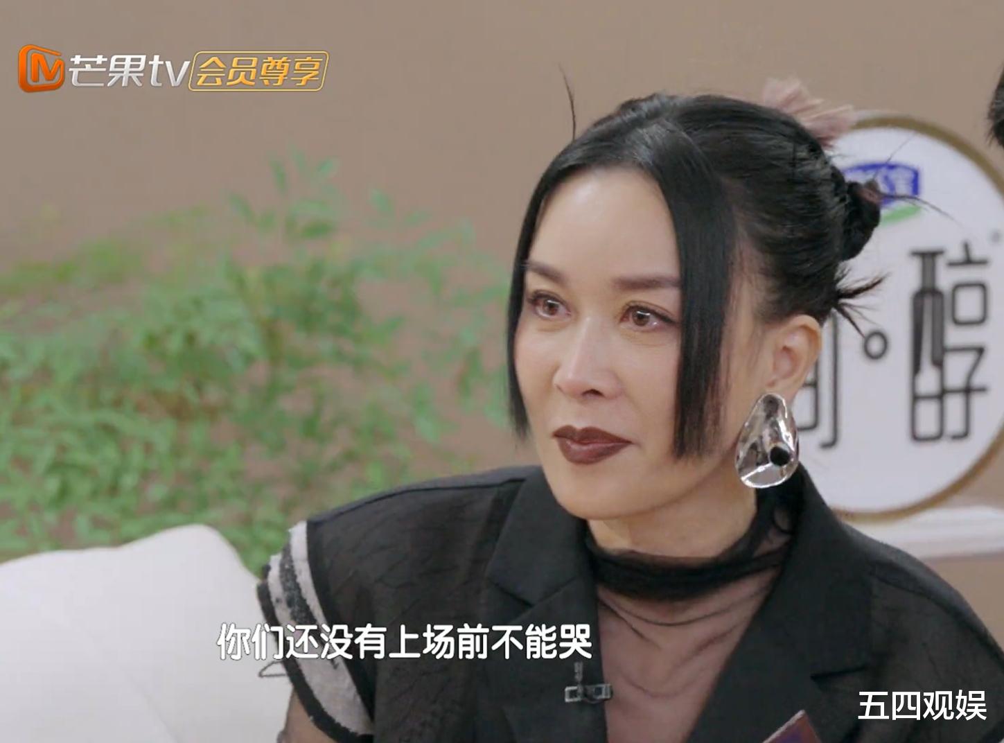 香缇莫送那英古董耳环和日记本，感谢她改变了自己的人生，两个人相拥而泣