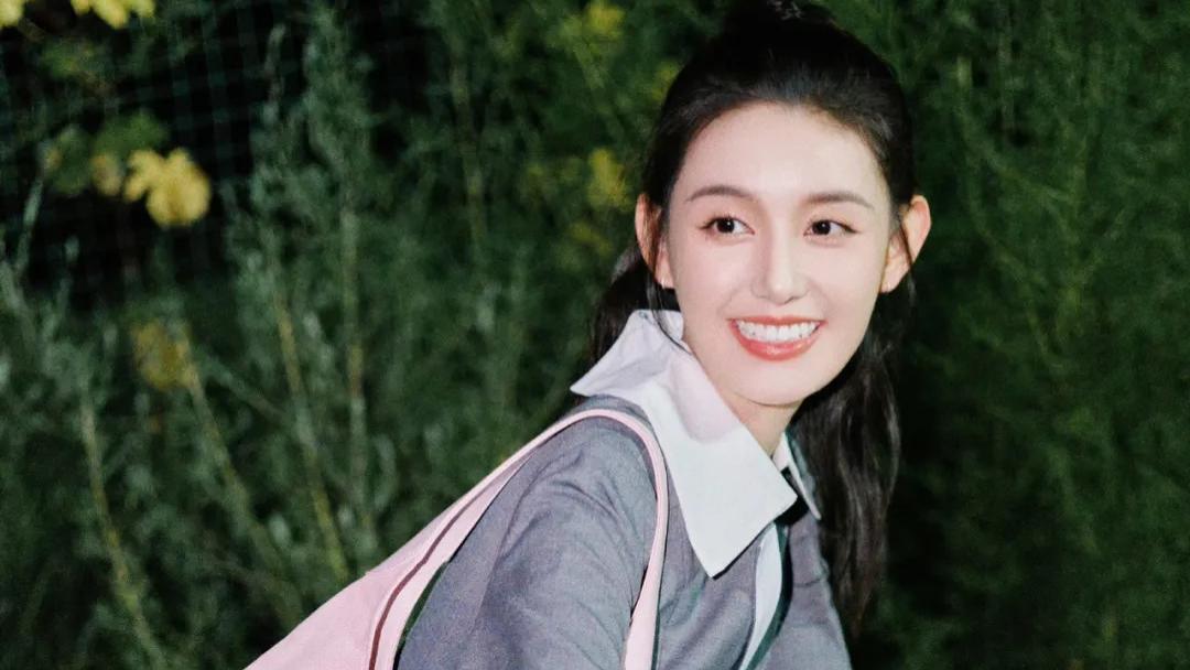 蒋依依温柔可人 可爱光脚丫