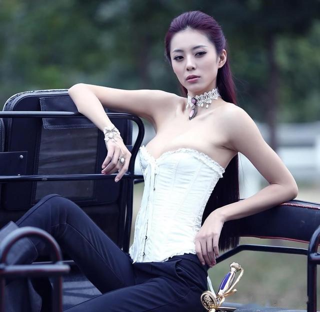 她不但被称为中国第一黄金身材,而且高颜值,嫁个丈夫幸福惹人羡