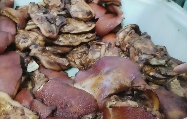 315晚会曝光梅菜扣肉后，疯狂小杨哥也受牵连，罗翔的担心恐成真