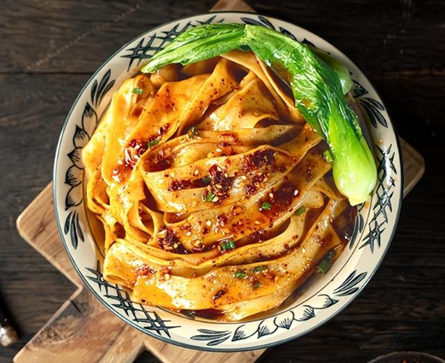 我在西安吃了一碗油泼面，才终于知道：为啥油泼面很难走出陕西？