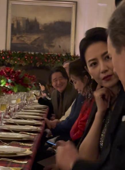 上海晚宴这天,郭晶晶李冰冰稳居C位,却被邓超“老汉背心”抢镜