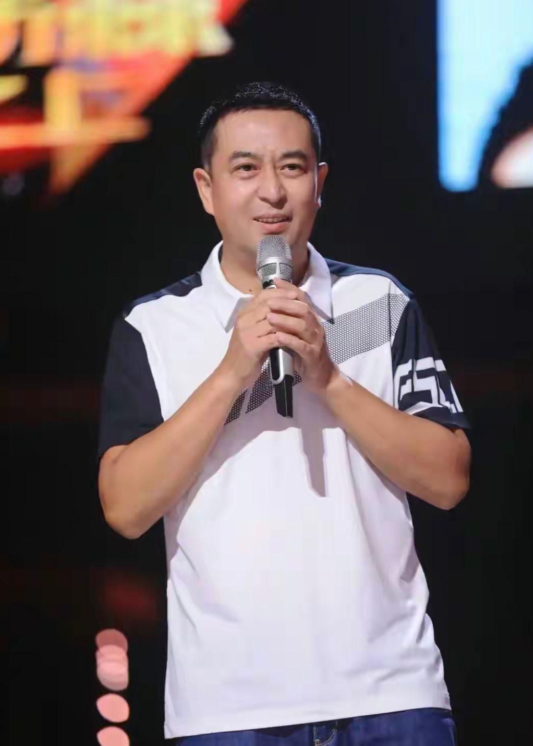 男人过了40岁,比中年发福更可怕的是“发腮”,高颜值也变油腻男