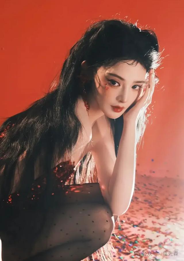 34岁彭小苒,颜值古今皆宜,美到心颤