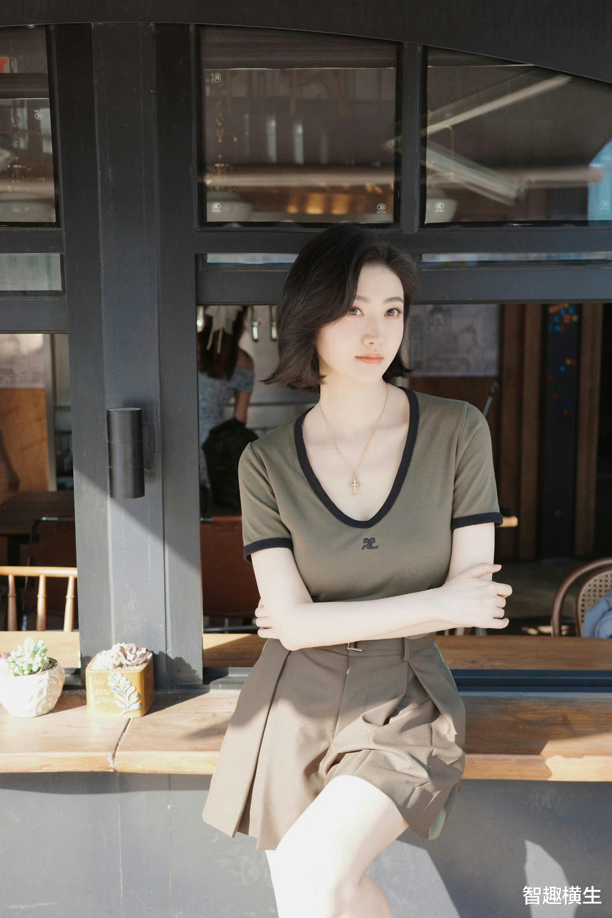 景甜变短发，清新美艳又迷人，网友：这样的她更美