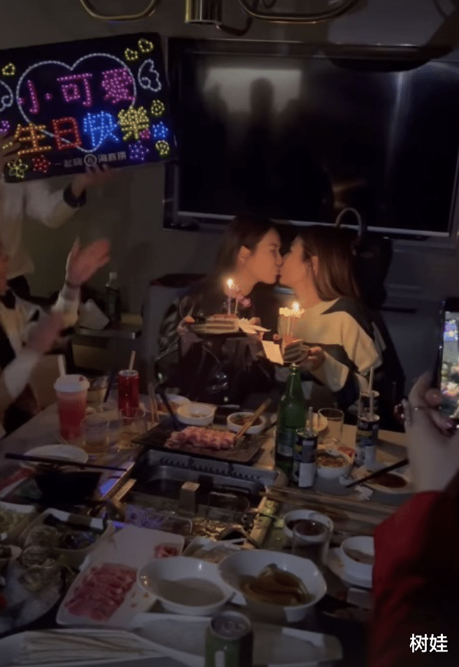 37岁港姐办生日派对，双胞胎姐姐现身庆祝，姐妹长相一样神韵不同