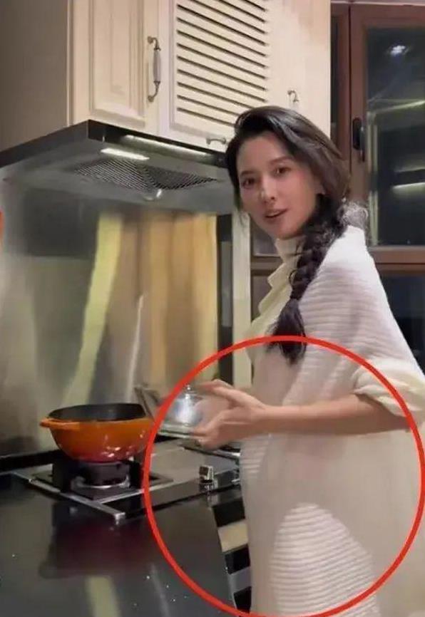 53岁汪峰真有“口”福，女友不穿围裙大秀厨艺，颜值都能看饱了!