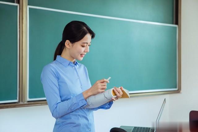 教师选拔之路走歪？看招聘教师的板书直摇头。非一本生为教师不可