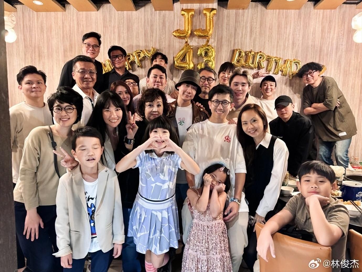 林俊杰晒43岁狂欢生日照,帽子搭配微笑抢眼,哥们周杰伦留言给力!