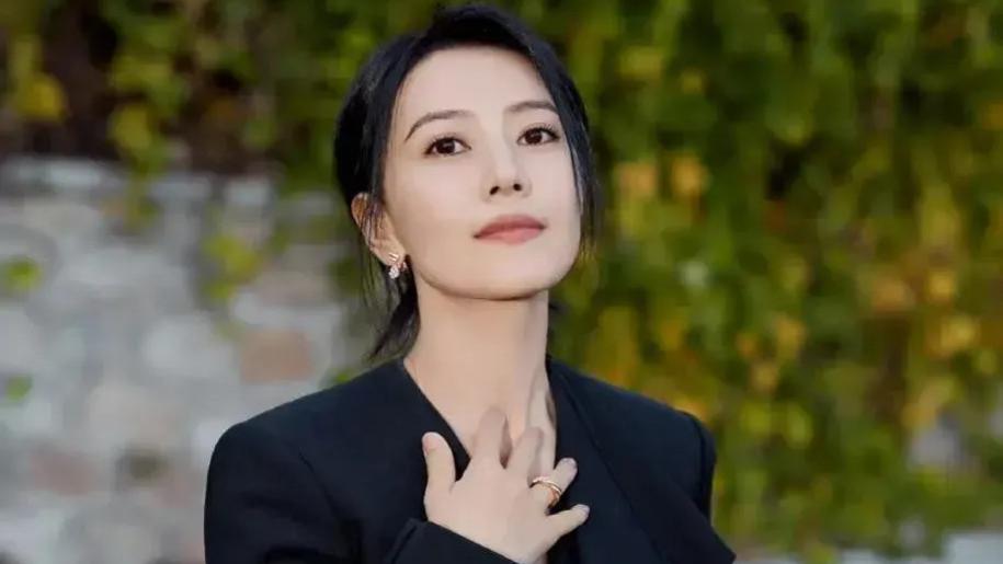 44岁的高圆圆，凭什么依然俘获人心