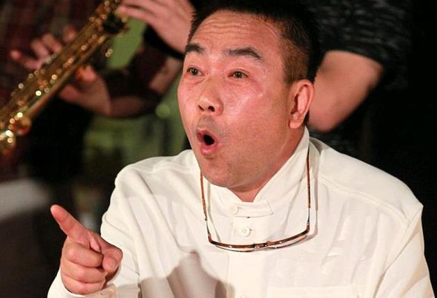 相声演员杨议：让情妇和原配“同吃同住”，还带着和父亲拍全家福