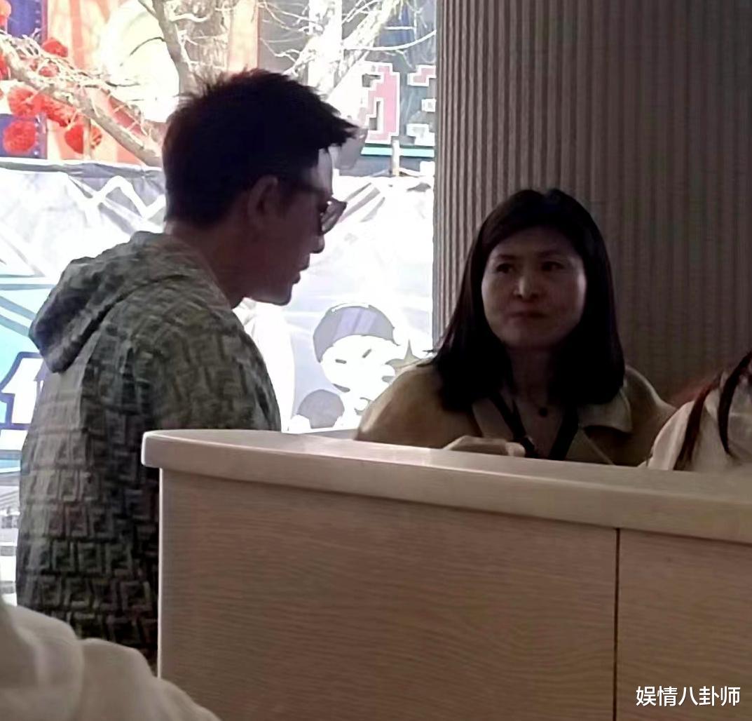 甜馨近照被曝！贾乃亮陪她游玩欢乐谷，11岁甜馨越大越像李小璐