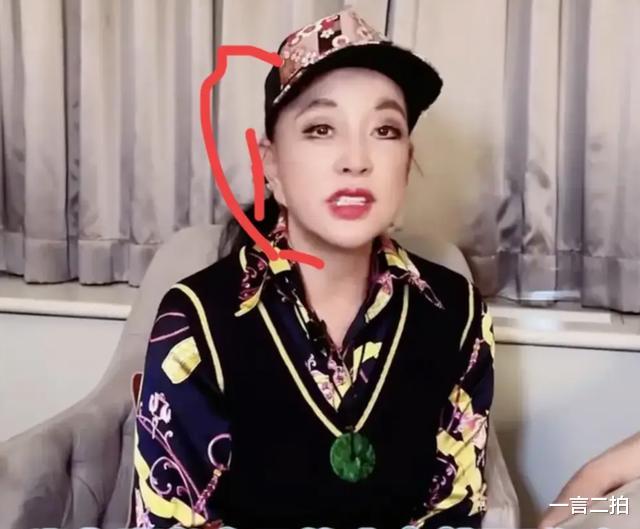 刘晓庆发74岁生日照,手上的玉镯有半斤重,耳朵比脸还长真吓人