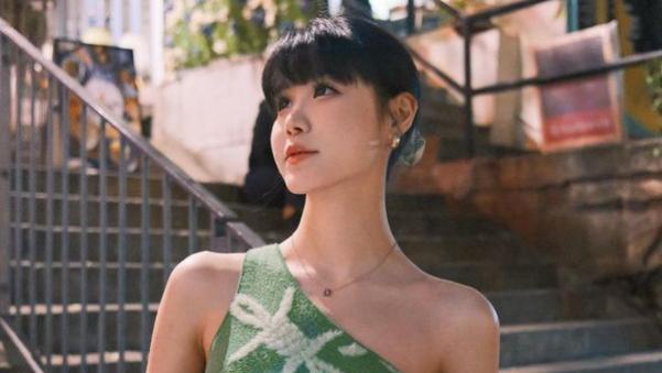 TVB女星被轰戏霸抢镜头，6字反击网友又删除，曾陷整容胶面非议