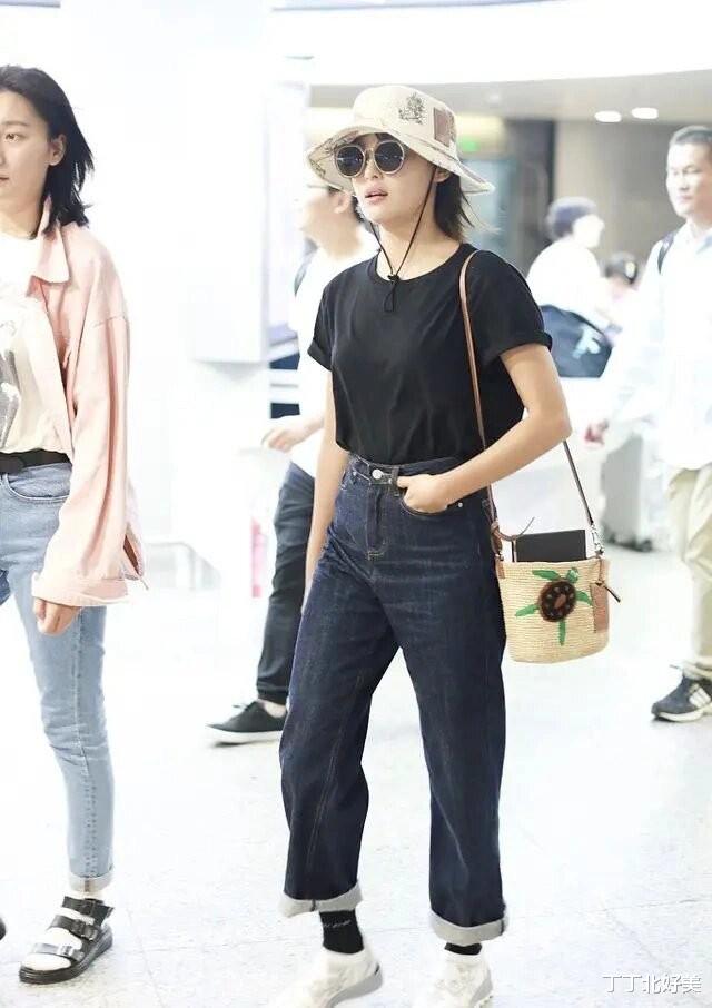 辛芷蕾剪了短发带火一种新穿法：T恤+牛仔裤+渔夫帽，时髦又洋气