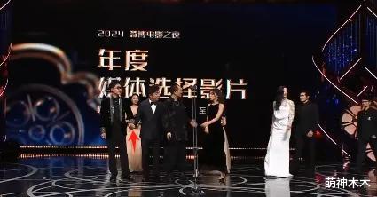 微博电影之夜太尴尬!周也抢小演员镜头,大鹏未提王一博被骂