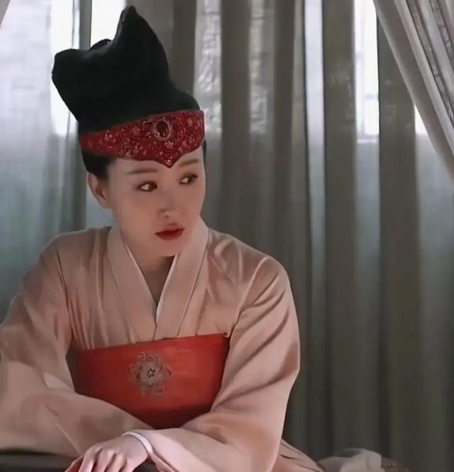 4位“脸美手丑”的明星:看脸美如花,伸手就尴尬,个个反差大