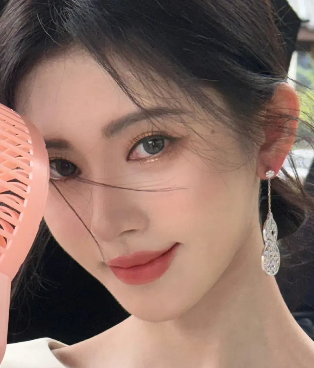 鞠婧祎吃糖被吐槽太色情,看了图片后,网友:不怪别人往歪了想