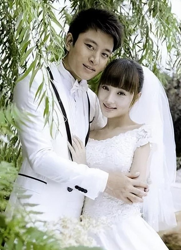 没想到,“做头发”事件才过去6年,李小璐就以“这种姿态”出现