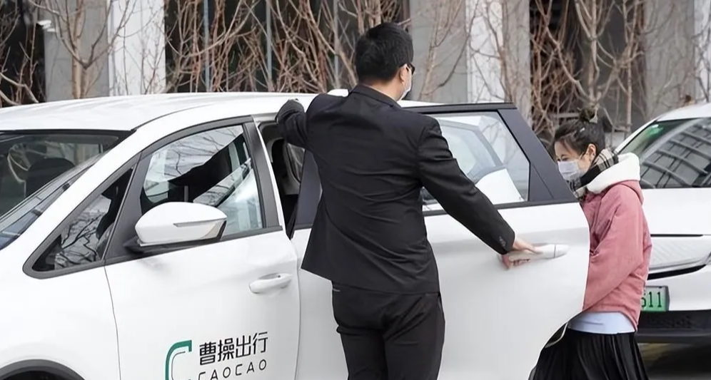 车上装了8箱啤酒被罚款，车主质问交警：车不正规，还是酒是假的？