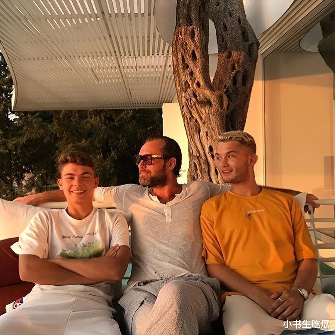 裘德洛真的是不抗老,和妻子像两代人,还好女儿遗传他的高颜值