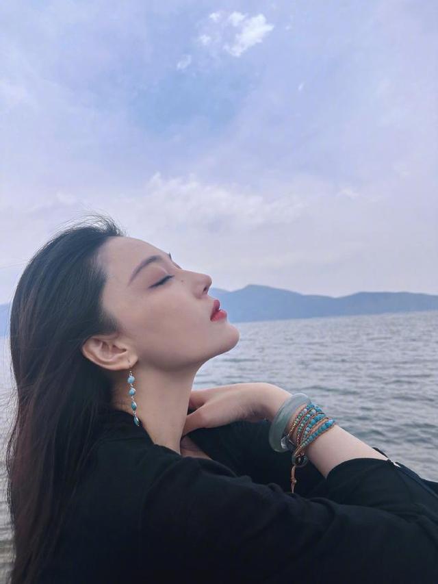 37岁张馨予近照曝光，穿辣妹装海边游玩，瘦身后整个人更薄了