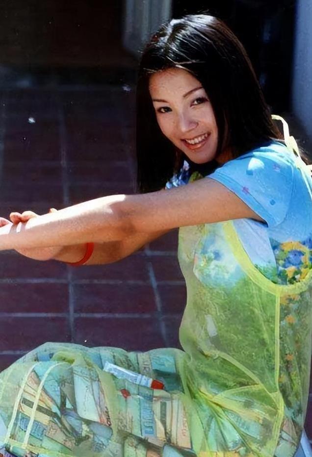 18岁为人母曾四登春晚,然而同床多年的枕边人,竟然是在逃通缉犯