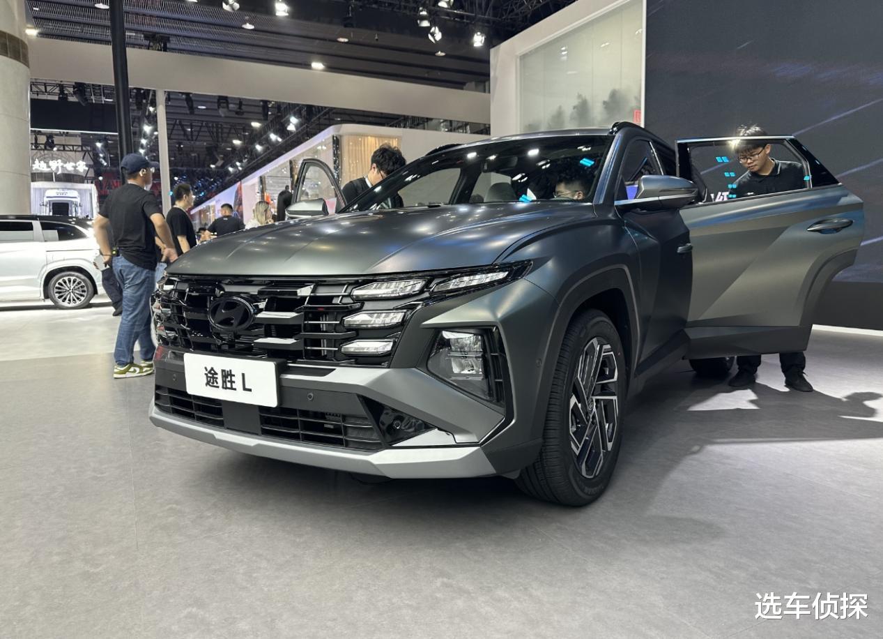 2025款现代途胜L,标配8AT变速箱,纯油混动可选,HTRAC四驱