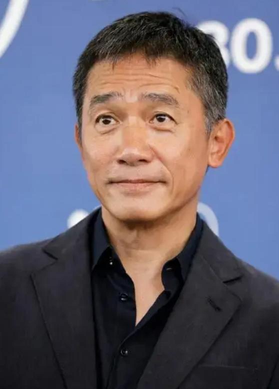 摊牌了，梁朝伟官宣新身份，62岁久居日本的他已走上另一条大道！