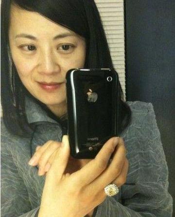 她曾是央视主持人,却远嫁欧洲入英国国籍,今49岁离婚回中国捞金