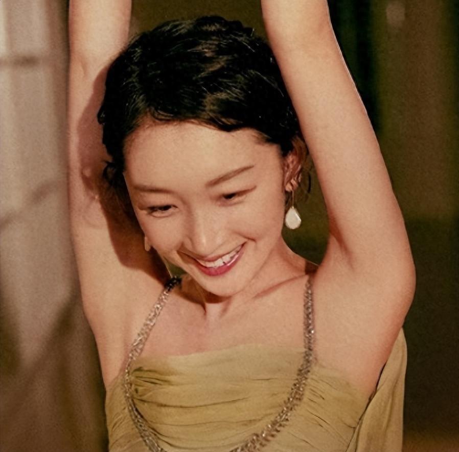 讨好大佬献身上位,拍一部戏换一个伴侣,“交际花”周冬雨现原形